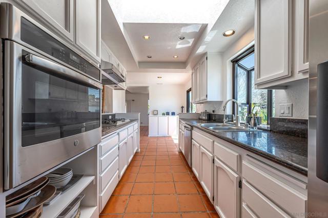 1761 Winterwarm Dr, Fallbrook CA: https://media.crmls.org/mediaz/b9aa9893-9d65-4ed9-8f83-a818be371427.jpg
