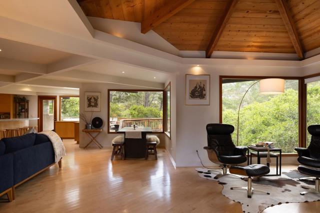 25275 Arriba Del Mundo, Carmel CA: https://media.crmls.org/mediaz/b9aabd70-a159-4b14-a267-1b8c49d9eda9.jpg