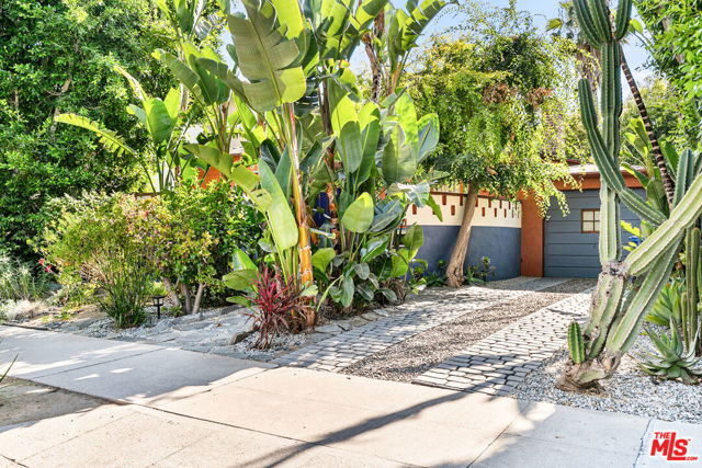4171 Kraft Avenue, Studio City CA: https://media.crmls.org/mediaz/b9ab52a7-c85d-4814-a502-deee6aeae59d.jpg