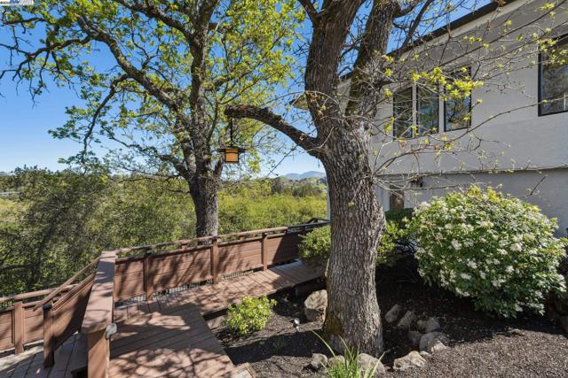 11 Leslyn Lane, Lafayette CA: https://media.crmls.org/mediaz/b9abc110-08f5-4588-980e-03f9cf7bb247.jpg