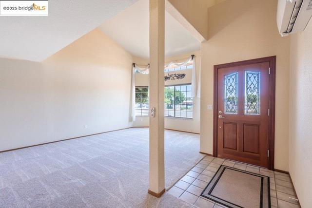 1003 Linda Vista Way, Rio Vista CA: https://media.crmls.org/mediaz/b9ac23b7-4949-4c0a-9ab3-e523a918a9e9.jpg