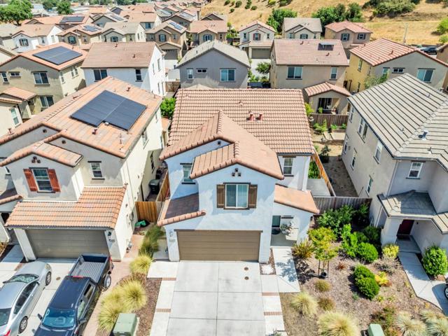 555 Sparrow Street, Hollister CA: https://media.crmls.org/mediaz/b9ac2471-ced7-4128-bac3-7998c4e7a525.jpg