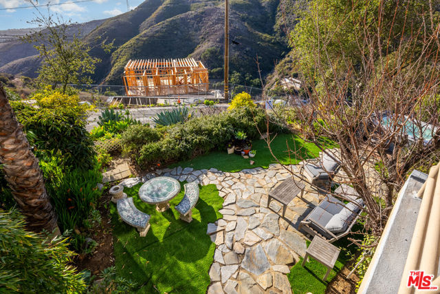 4350 Hillview Drive, Malibu CA: https://media.crmls.org/mediaz/b9ac6392-fce2-47db-889d-45faaab20076.jpg