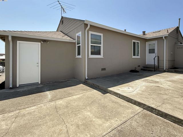 22108 Moyers St, Castro Valley CA: https://media.crmls.org/mediaz/b9aca494-4da5-4244-9038-3f60b41f9f25.jpg