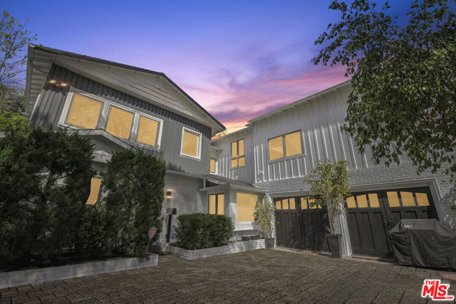 5527 Columbus Avenue, Sherman Oaks CA: https://media.crmls.org/mediaz/b9ad165a-3af1-4391-a318-bb30a474cd39.jpg