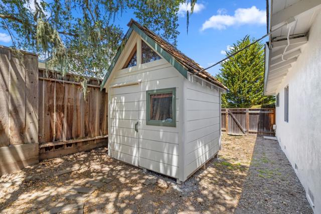 2074 Marsala Circle, Monterey CA: https://media.crmls.org/mediaz/b9ad6c60-2960-47ca-808f-5e6962bf434f.jpg