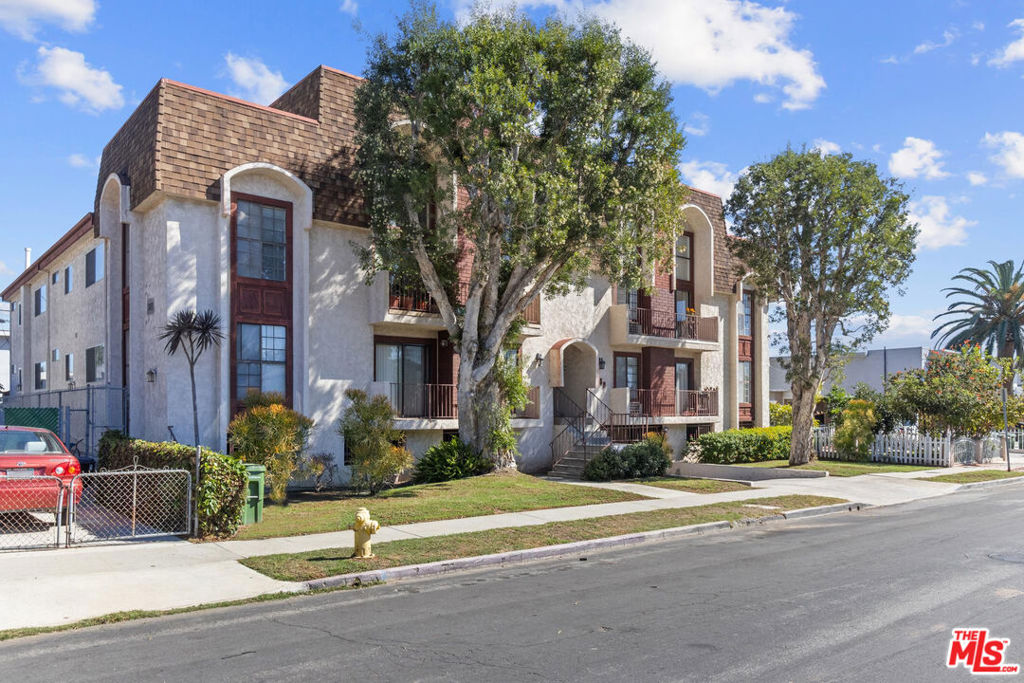 Multifamily at 3650 Greenfield Avenue