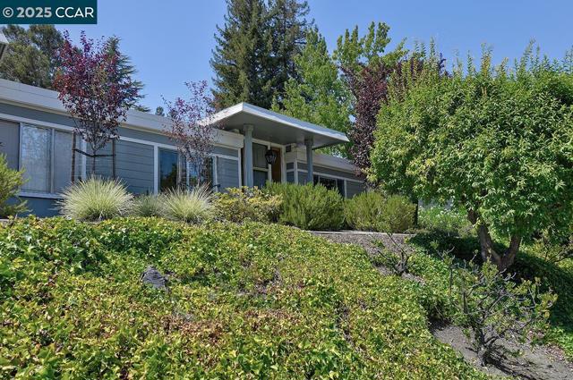 3333 Tice Creek Dr, Walnut Creek CA: https://media.crmls.org/mediaz/b9ae0ad1-97ea-4e01-b54f-28ef8115c057.jpg
