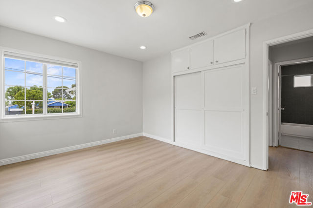 10914 Mcvine Avenue, Sunland CA: https://media.crmls.org/mediaz/b9ae32da-edd1-4ddf-916b-1e0db767f962.jpg