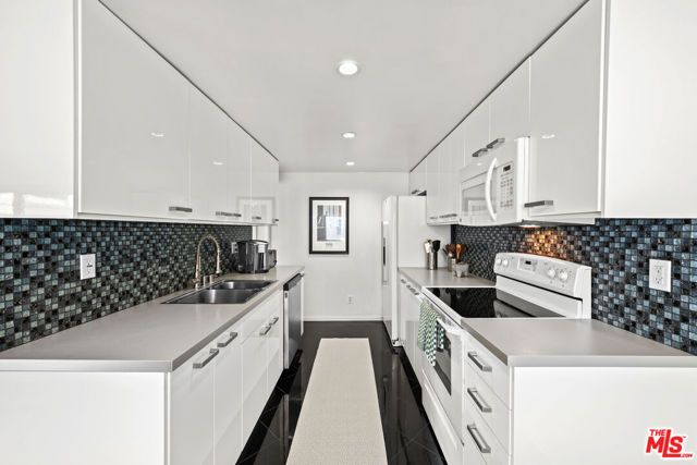 1221 N Kings Road, West Hollywood CA: https://media.crmls.org/mediaz/b9ae4a88-71fa-4ec7-99c6-1537799e4bd8.jpg