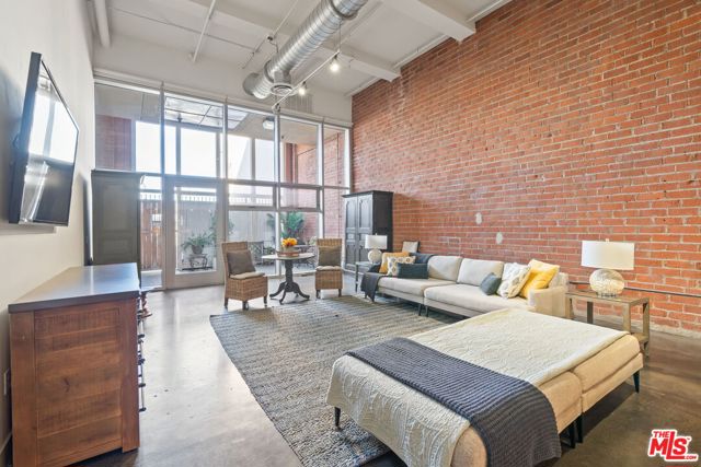 120 S Hewitt Street, Los Angeles CA: https://media.crmls.org/mediaz/b9afc55d-a474-425c-aed2-b22c3abb1004.jpg