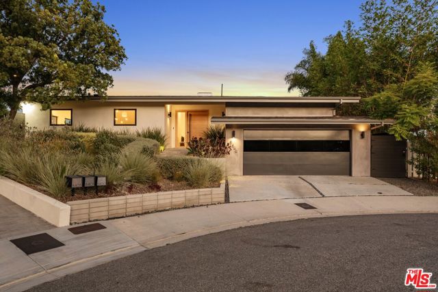 8400 Edwin Drive, Los Angeles CA: https://media.crmls.org/mediaz/b9afd39b-08f6-4aa0-b5a5-892a2f225c56.jpg