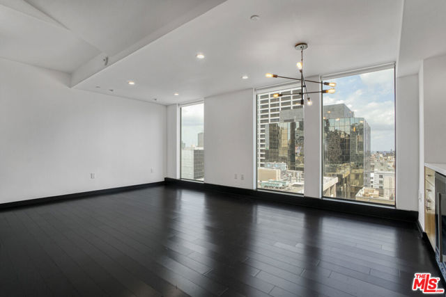 655 S Hope Street, Los Angeles CA: https://media.crmls.org/mediaz/b9b056db-1215-4965-9b6d-052bc43af63d.jpg