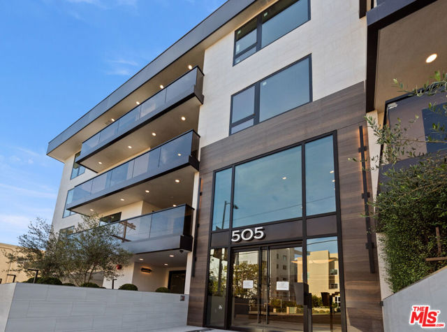 505 S Barrington Avenue, Los Angeles CA: https://media.crmls.org/mediaz/b9b26f23-46cd-40e5-bfbf-804d0c026f45.jpg