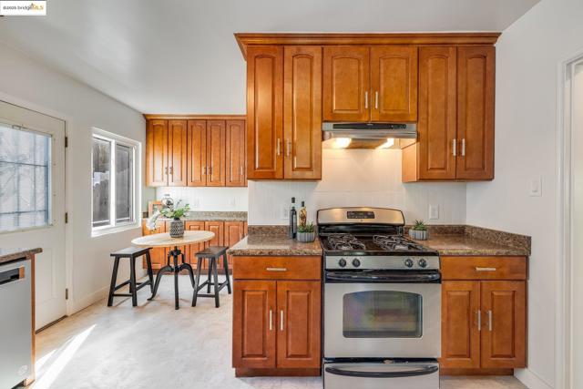 279 Pomona Street, Crockett CA: https://media.crmls.org/mediaz/b9b297b5-f5ee-4b70-b431-46fc55637faa.jpg