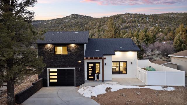47145 Skyview Drive, Big Bear CA: https://media.crmls.org/mediaz/b9b31509-2705-4769-9515-e8bdae7b7fb9.jpg