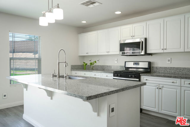 2732 Hemlock Road, Palmdale CA: https://media.crmls.org/mediaz/b9b4008b-3875-4b7e-b1d8-8b1a5cc6968a.jpg