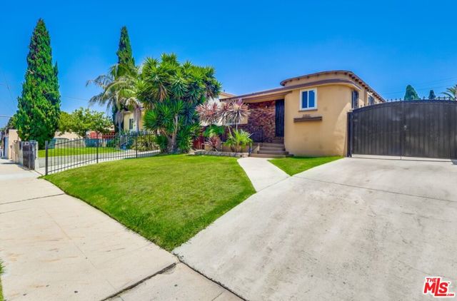 7220 10th Avenue, Los Angeles CA: https://media.crmls.org/mediaz/b9b443da-8c79-46c3-82c1-6028f664c8a6.jpg