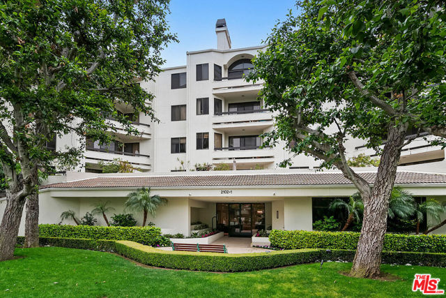 2102 Century Park Lane, Los Angeles CA: https://media.crmls.org/mediaz/b9b49527-ab31-47f0-b5af-9a30fe9df541.jpg
