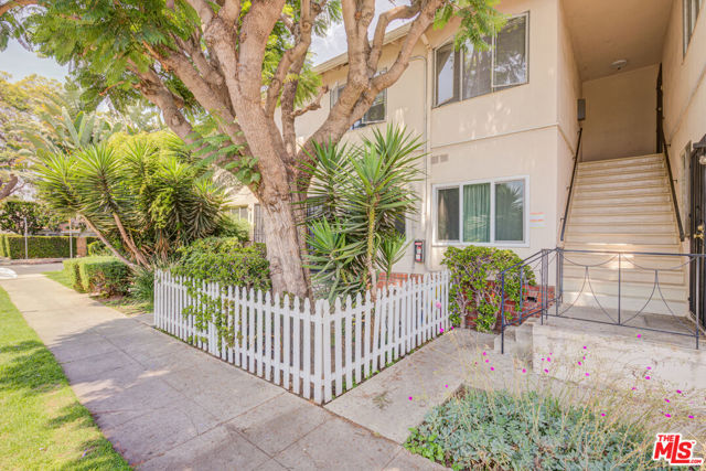 11825 Iowa Avenue, Los Angeles CA: https://media.crmls.org/mediaz/b9b4b5e4-45d9-4409-a93a-7bccbf2b20fd.jpg