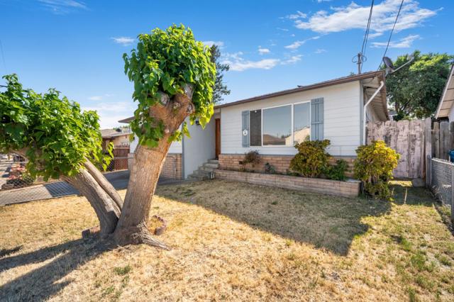 921 Suiter Street, Hollister CA: https://media.crmls.org/mediaz/b9b4e565-becf-4716-9730-d67893e3ab67.jpg