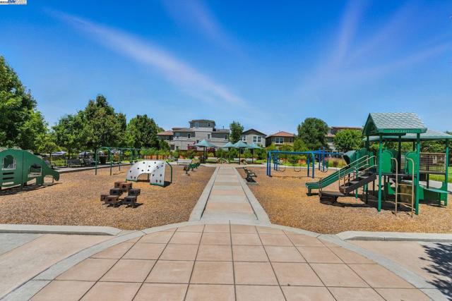 841 Fan Palm Ln, Brentwood CA: https://media.crmls.org/mediaz/b9b59cc1-3f9f-4837-a2e0-0cb58bdfcc80.jpg