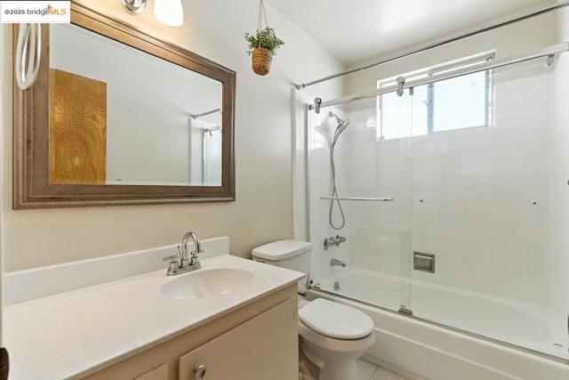 4336 Rilea Way, Oakland CA: https://media.crmls.org/mediaz/b9b5b08b-1e7d-408e-9072-992948064a17.jpg
