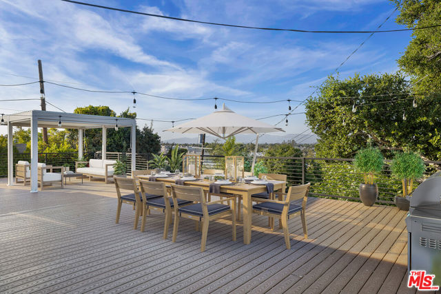 11775 Laurelwood Drive, Studio City CA: https://media.crmls.org/mediaz/b9b5c9cc-a074-4f16-989b-60121eef79ef.jpg