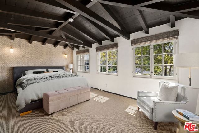 3300 N Knoll Drive, Los Angeles CA: https://media.crmls.org/mediaz/b9b6a179-841c-426b-8518-a54a4e930643.jpg