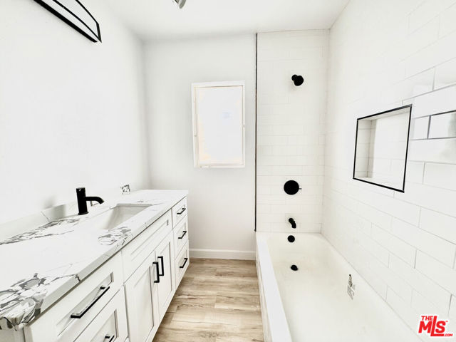 121 S Crescent Drive, Beverly Hills CA: https://media.crmls.org/mediaz/b9b95b83-b7a4-4f1d-8ab2-3e22539ddd42.jpg