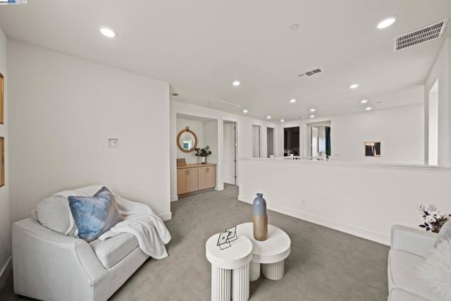 318 Paradiso Ct, San Ramon CA: https://media.crmls.org/mediaz/b9b960f6-24fa-4b68-9530-828697e0d8d2.jpg