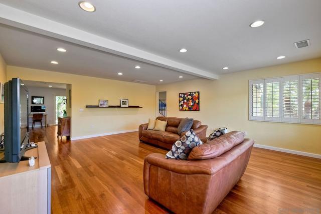 3625 Country Meadow Ln, Escondido CA: https://media.crmls.org/mediaz/b9ba7b24-49c6-4c01-befc-a9fafd054d83.jpg