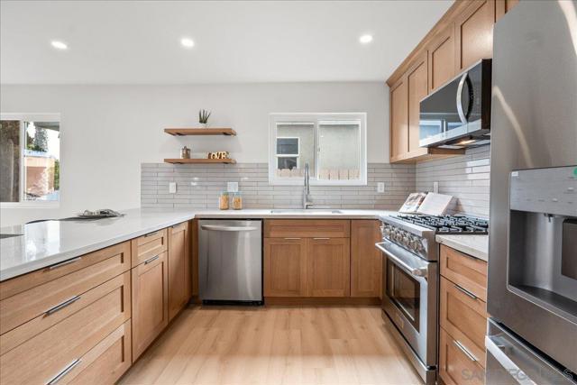 928 Diamond St, San Diego CA: https://media.crmls.org/mediaz/b9baf662-63ed-400f-8fd6-d924e7270401.jpg