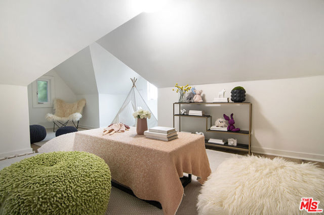 565 N Arden Boulevard, Los Angeles CA: https://media.crmls.org/mediaz/b9bb1e7a-3688-4290-8a8f-750fdd949a7f.jpg