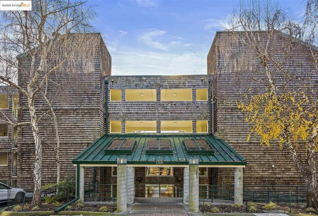 1301 Quarry Ct, Richmond CA: https://media.crmls.org/mediaz/b9bb9478-887b-4f0e-9172-63c46d0e3f1b.jpg