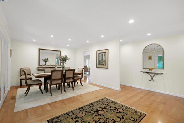 8700 Oak Tree Ln, Castro Valley CA: https://media.crmls.org/mediaz/b9bbeda2-34ff-46a6-a852-7c61488cf9e0.jpg