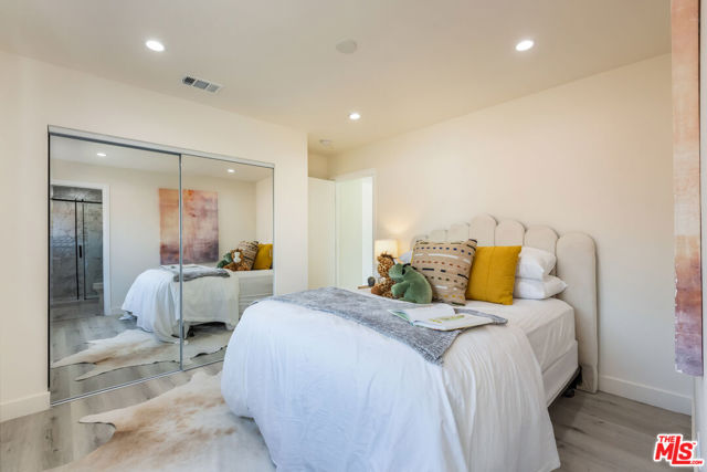 3827 S Victoria Avenue, View Park CA: https://media.crmls.org/mediaz/b9bbfb72-3c67-4435-871a-2005d07d7720.jpg