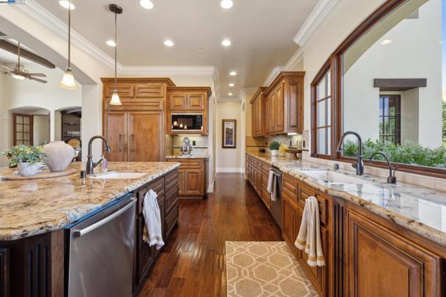 6340 Inspiration Ter, Pleasanton CA: https://media.crmls.org/mediaz/b9bc1efb-3c05-4eb1-84ac-e914c8f8c057.jpg