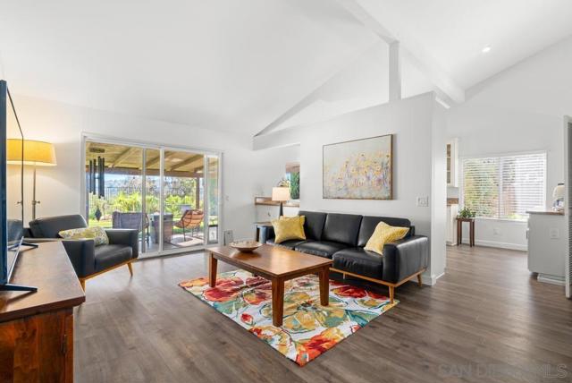 17109 Cloudcroft Dr, Poway CA: https://media.crmls.org/mediaz/b9bcfd89-af1d-42e1-991d-8d074b323f75.jpg