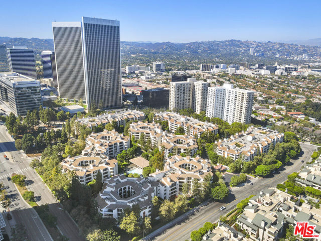 2102 Century Park Lane, Los Angeles CA: https://media.crmls.org/mediaz/b9bd6ec9-5231-4694-820a-52cadbf8680b.jpg