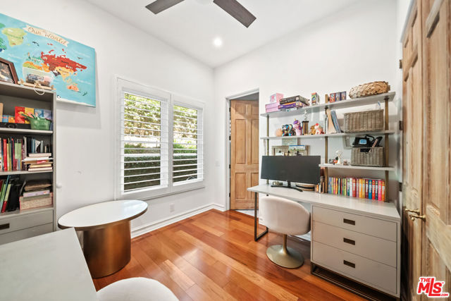 1821 Chastain, Pacific Palisades CA: https://media.crmls.org/mediaz/b9bde69d-a787-4230-9b82-847edd0e6515.jpg