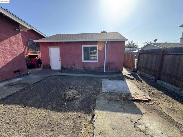 1953 102nd Ave, Oakland CA: https://media.crmls.org/mediaz/b9bdf0c3-dad0-47dc-a5ba-60a2b2c42a19.jpg