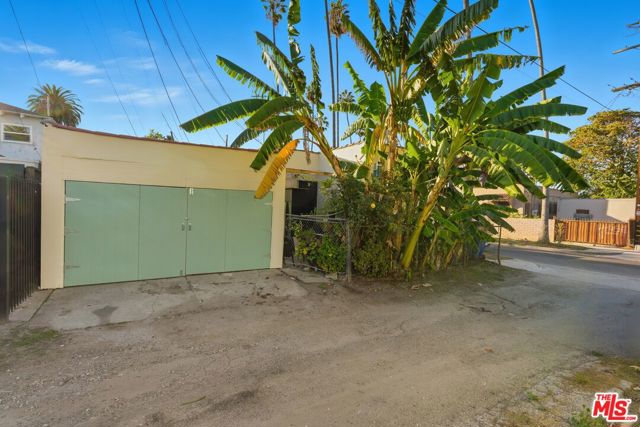 5200 S St Andrews Place, Los Angeles CA: https://media.crmls.org/mediaz/b9bdf8e6-b374-4ea8-bab7-98326a7654e4.jpg