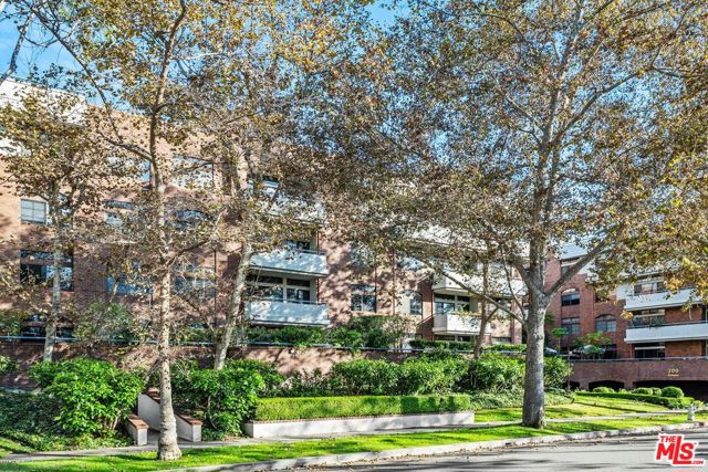 200 N Swall Drive, Beverly Hills CA: https://media.crmls.org/mediaz/b9be38b0-d7d5-4256-a479-9b3325242b8c.jpg