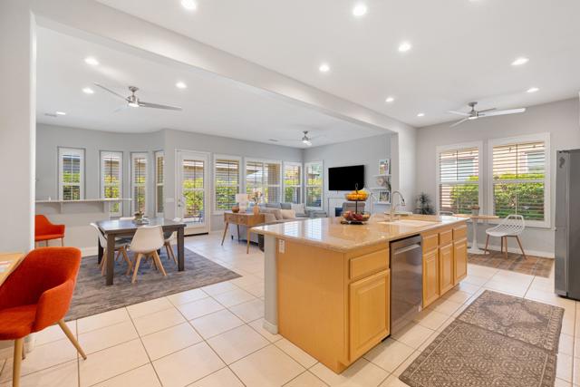 37 Shoreline Drive, Rancho Mirage CA: https://media.crmls.org/mediaz/b9bec147-6c3c-4724-92a3-de71ec837c2f.jpg