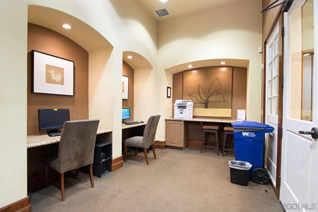 4165 Executive Dr, La Jolla CA: https://media.crmls.org/mediaz/b9bf2747-d8d4-4b5c-b722-b47e58459b25.jpg