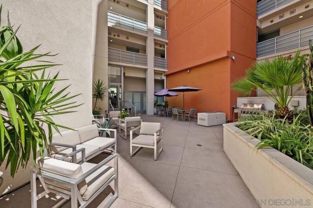 550 15Th St, San Diego CA: https://media.crmls.org/mediaz/b9c0190a-f6b2-44fd-bd10-759feb0837a3.jpg