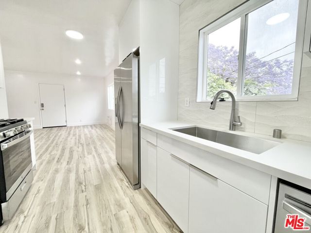 634 Flower, Los Angeles CA: https://media.crmls.org/mediaz/b9c0546b-27db-42bd-a43d-856bc682c51f.jpg