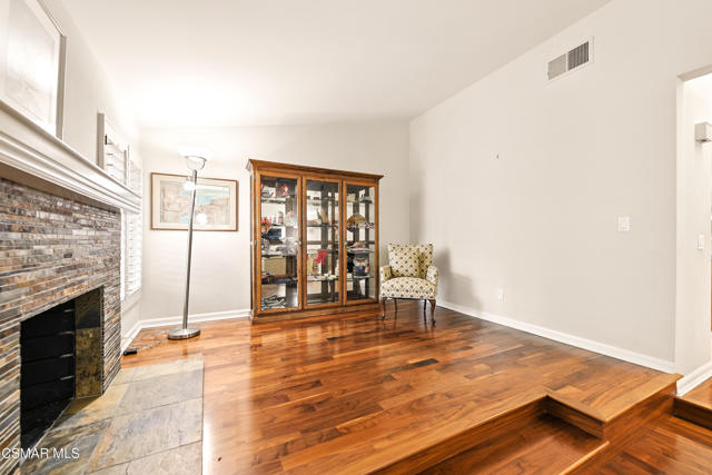 22421 Jeffrey Mark Court, Chatsworth CA: https://media.crmls.org/mediaz/b9c09aa7-72d0-4106-8a67-9dd434573831.jpg