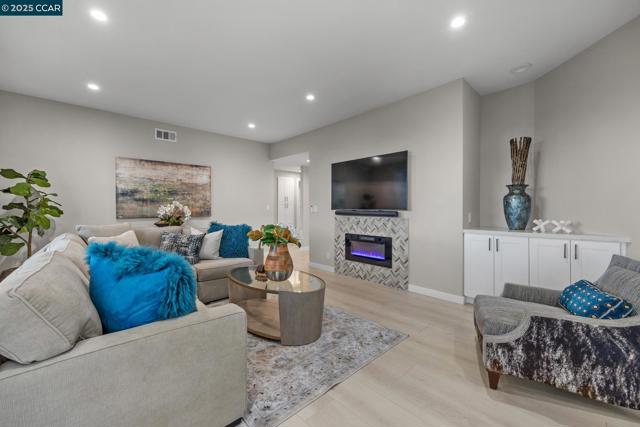 3535 Terra Granada Dr, Walnut Creek CA: https://media.crmls.org/mediaz/b9c14b9a-70d2-4379-b36b-f2d336ac350e.jpg